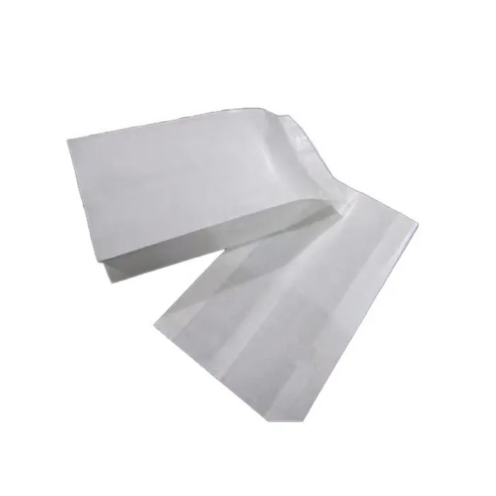 Hur skiljer sig vita färgbelagda PE-papperspåsar från traditionella papper eller plastpåsar?